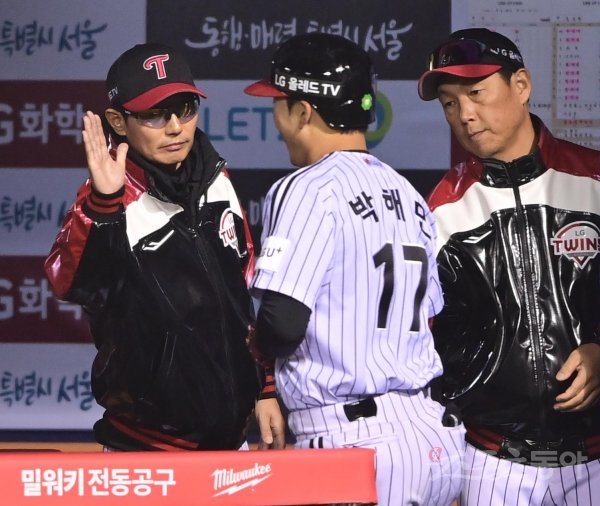 25일 서울 잠실야구장에서 열린 ‘2023 신한은행 SOL KBO리그’ LG 트윈스와 SSG 랜더스의 경기에서 3회말 2사 LG 박해민이 선제 우월 솔로 홈런을 친 후 더그아웃에서 염경엽 감독의 축하를 받고 있다. 잠실 | 주현희 기자 teth1147@donga.com