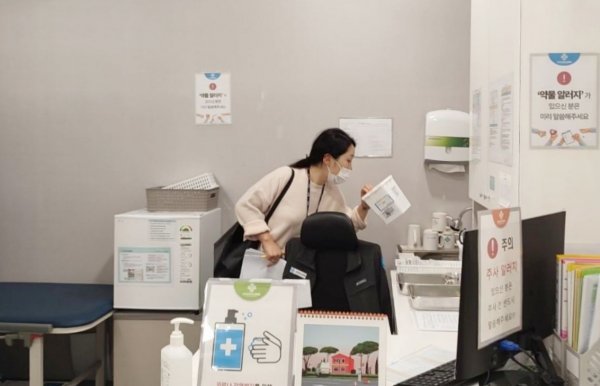 부산시가 의료기관 의료폐기물을 점검하고 있는 모습. 사진제공ㅣ부산시