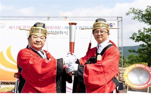 성남시 수정구 금토동 천림산 봉수지에서 ‘제13회 경기도장애인체육대회’ 성화 채화. 사진은 김대진 성남문화원장과 이진찬 성남시부시장(오른쪽) 사진제공｜성남시