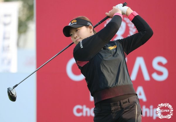 크리스F&C 제45회 KLPGA 챔피언십 1라운드 1번 홀에서 티샷을 하고 있는 방신실. 사진제공 | KLPGA