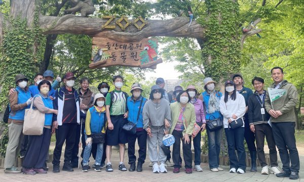울산시설공단 울산대공원이 지난 26일 ‘시각장애인과 함께하는 힐링워크, 울산대공원 시설 투어 이벤트’를 개최한 가운데 참여자들이 입구에서 사진 촬영을 하고 있다. 사진제공ㅣ울산시설공단