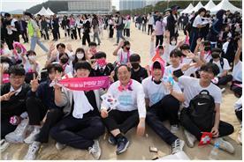 하윤수 부산시교육감(첫째줄 왼쪽 네 번째)이 교육공동체 한마당 걷기대회에 참가해 학생들과 기념촬영을 하고 있는 모습. 사진제공 | 부산시교육청