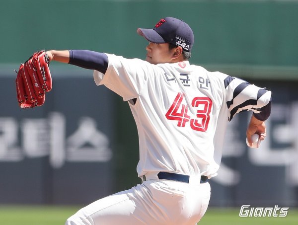 나균안은 올 시즌 초반 롯데의 돌풍을 이끄는 주역이다. 5경기에서 4승무패, ERA 1.34의 성적도 빼어나지만, 3차례나 7이닝
이상을 소화하며 불펜의 부담을 줄여준 부분이 더 돋보인다. 그는 초반 순항에도 불구하고 “앞으로 풀어나가야 할 숙제는 아직
많다”고 겸손함을 보였다. 사진제공 | 롯데 자이언츠