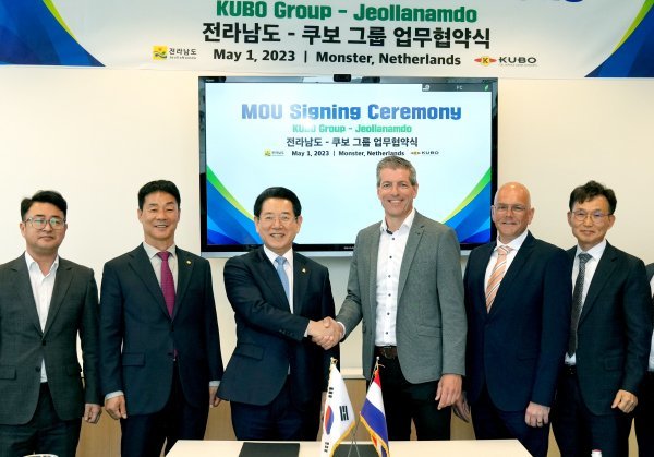 지난 1일 김영록 전남도지사가 네덜란드 쿠보 그룹(Kubo Group) 본사에서 미래농업의 발전을 모색하고 인공지능I 첨단농산업 융복합 지구 조성을 위해 피터 판 데르 크란 재무이사와 업무협약을 하고 있는 모습. 사진제공ㅣ전남도