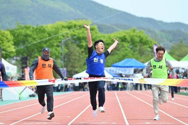 제51회 청송군민체육대회 100m 달리기에서 현동면을 대표해 출전한 선수가 우승했다. 사진제공ㅣ청송군