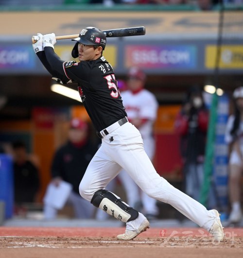 KT 김민혁이 2일 인천 SSG전 3회초 부상당한 앤서니 알포드 대신 타석에 들어서 좌중간을 가르는 안타를 치고 있다. 그는 4안타를 몰아치며 KT의 9연패 탈출에 앞장섰다. 인천 | 김종원 기자 won@donga.com