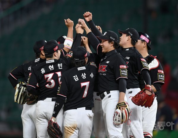 2일 인천SSG랜더스필드에서 ‘2023 신한은행 SOL KBO리그‘ KT 위즈와 SSG 랜더스 경기가 열렸다. 11-4 승리를 거두며 9연패에서 탈출한 KT 선수들이 기뻐하고 있다. 인천 | 김종원 기자 won@donga.com