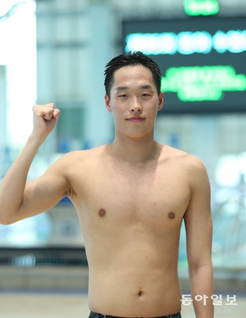 국군체육부대 최용진이 2일 김천수영장에서 열린 제95회 동아수영대회 남자일반부 자유형 1500m에서 우승하며 3관왕을 차지했다. 그는 전날 자유형 800m와 혼계영 400m에서도 정상에 올랐다. 김천 | 신원건 동아일보 기자 laputa@donga.com