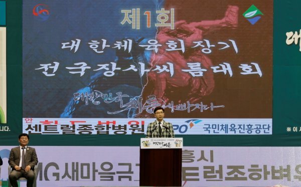 지난 2일 보성군 다향체육관에서 열린 제1회 대한체육회장기 전국장사씨름대회에서 환영사를 하고 있는 김철우 보성군수. 사진제공ㅣ보성군