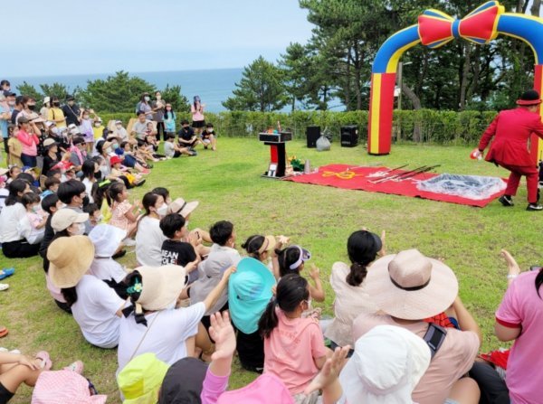 울산 대왕별 아이누리가 4주년 마술쇼를 진행한 모습. 사진제공ㅣ울산시설공단