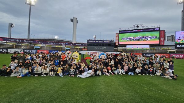 6일 수원KT위즈파크에서 진행된 ‘KT 키즈랜드 캠핑’ 행사가 끝난 후 참가자들이 그라운드 안에서 기념촬영을 진행하고 있다. 사진제공 | KT 위즈