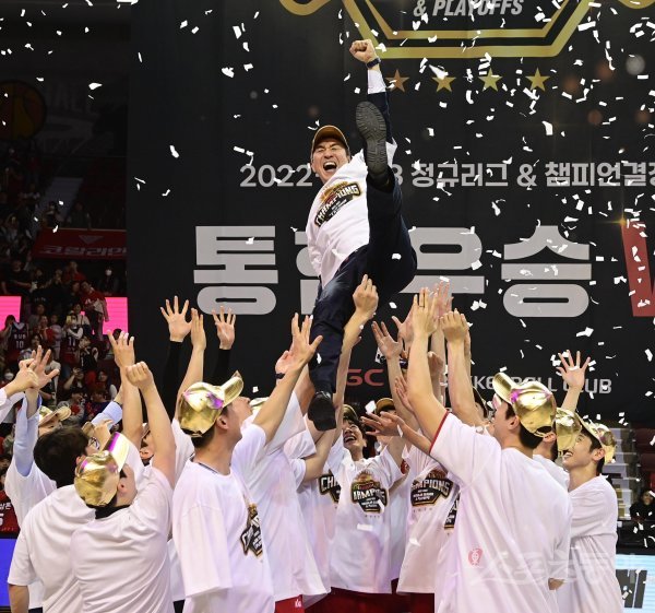 7일 안양종합운동장 실내체육관에서 열린 ‘2022-2023 SKT 에이닷 프로농구’ 챔피언결정전 7차전 안양 KGC와 서울 SK의 경기에서 100-97 승리로 통합 우승을 차지한 KGC 김상식 감독이 선수들로부터 헹가래를 받고 있다. 안양 | 주현희 기자 teth1147@donga.com