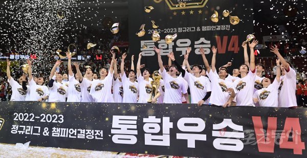 7일 안양종합운동장 실내체육관에서 열린 ‘2022-2023 SKT 에이닷 프로농구’ 챔피언결정전 7차전 안양 KGC와 서울 SK의 경기에서 100-97 승리로 통합 우승을 차지한 KGC 선수들이 세리머니를 하고 있다. 안양 | 주현희 기자 teth1147@donga.com