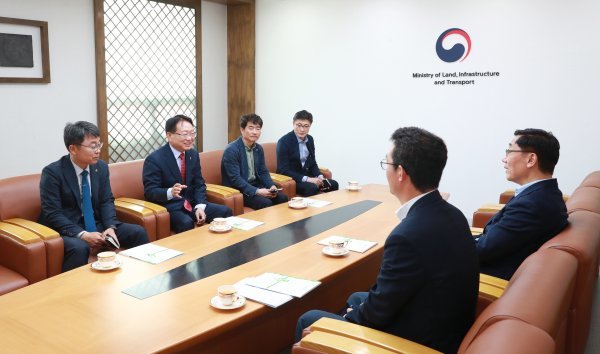 손병복 울진군수가 지난 4일 어명소 국토교통부 2차관을 만나 적극적인 지원을 요청했다.  사진제공ㅣ울진군