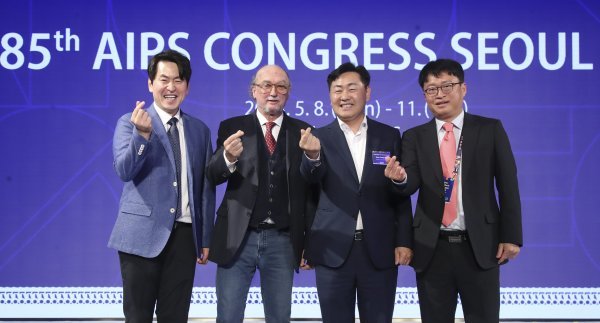 9일 김관영 도지사가 서울 소피텔 앰배서드호텔에서 열린 2023 세계체육기자연맹(AIPS)총회를 찾아 전세계 기자들에게 
2023전북아태마스터스대회 및 전라북도를 홍보했다. 사진 왼쪽부터 정희돈 아시아체육기자연맹 회장, 지아니 멜로 세계체육기자연맹 
회장, 김관영 도지사, 양종구 한국체육기자연맹 회장. 사진제공ㅣ전북도