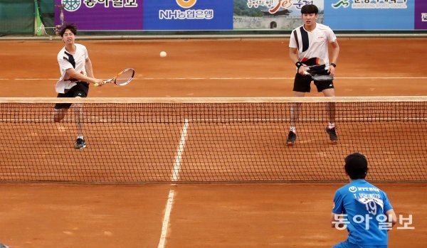 9일 경북 문경국제소프트테니스장에서 열린 ‘제101회 동아일보기 전국소프트테니스대회’ 남자일반부 단체전 결승전 파이널 5복식에 나선 수원시청 김재훈(왼쪽) 윤지환 조가 일본 우치다-우치모토 조를 상대로 스트로크 공격을 하고 있다. 수원시청은 일본대표에게 2-3으로 아깝게 패해 대회 2연패에 실패했다. 문경 l 전영한 동아일보 기자 scoopyjyh@donga.com