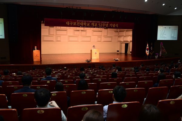 10일 대구보건대학교 문화관 인당아트홀에서 열린 제52주년 개교기념식에서 남성희 총장이 축사를 하고 있다. 사진제공ㅣ대구보건대