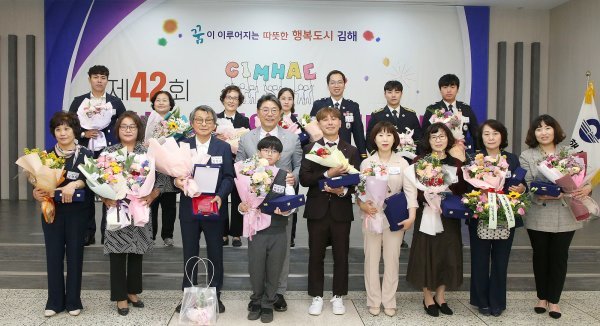 김해시가 10일 시청에서 ‘제42회 김해시민의 날’ 기념식을 개최한 가운데 홍태용 시장(왼쪽 네 번째)과 관계자들이 기념촬영을 하고 있는 모습. 사진제공ㅣ김해시