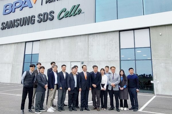 지난 8일 네덜란드 로테르담에서 운영 중인 물류센터를 직접 방문한 강준석 사장(왼쪽 여섯 번째)이 관계자들이 기념촬영을 하고 있다. 사진제공ㅣ부산항만공사