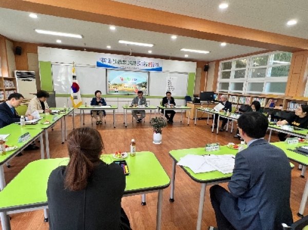 전남도의회 교육위원회가 교육현장을 방문해 애로사항을 청취하고 있는 모습. 사진제공ㅣ전남도의회