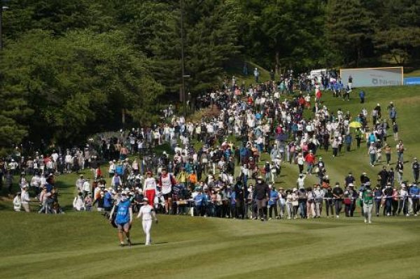 서울 등 수도권에서 접근성이 좋은 수원CC에서 열리는 NH투자증권 레이디스 챔피언십은 ‘구름 관중’이 찾는 인기대회다. 올해는 
후원사 주최 대회에서 박민지가 단일대회 3연패에 도전하는 가운데 15회째를 맞은 이번 대회는 풍성한 갤러리 시설과 서비스 및 
이벤트가 마련돼 더 많은 관중이 찾을 것으로 기대된다. 사진은 지난해 최종라운드 모습. 박민지(앞쪽) 뒤로 수많은 갤러리의 모습이
 인상적이다. 사진제공 | 크라우닝