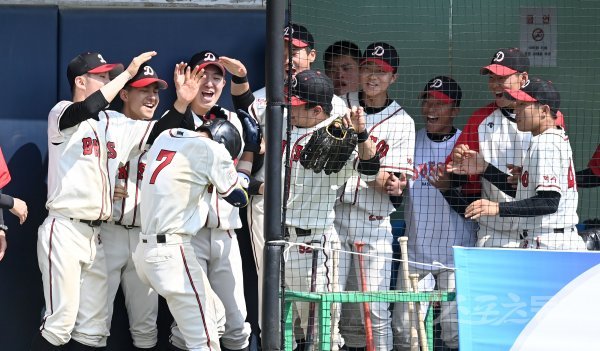 14일 서울 신월야구장에서 열린 ‘제77회 황금사자기 전국고교야구대회’ 휘문고와 덕수고 경기가 열렸다. 8회말 1사 1루 덕수고 우정안이 역전 우월 투런 홈런을 날린 뒤 팀동료들의 환영을 받고 있다. 신월 | 김종원 기자 won@donga.com