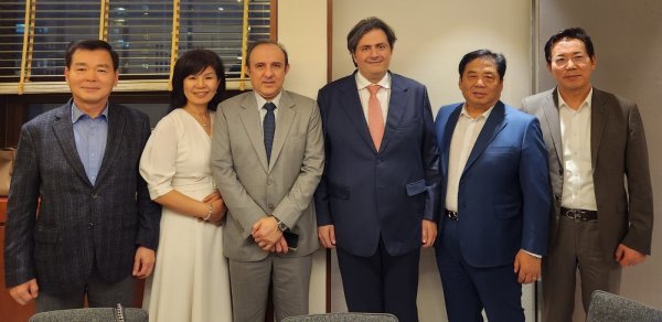 이건완 전 공군참모차장  임애순 순바이오팜 대표, 알 자르니그룹의 알 자루니 회장과 아마르 자루니그룹 메디컬부분 매니저, 이충구 에너하임 회장, 성중기 서울교통공사 상임감사(왼쪽부터).