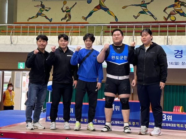 완도군청 역도실업팀이 제62회 전라남도 체육대회 역도 경기에서 종합 1위를 달성했다. 사진제공ㅣ완도군