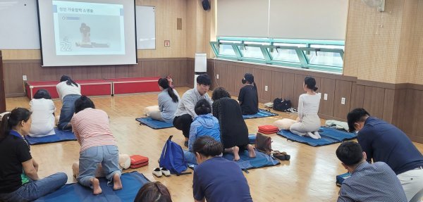 심폐소생술 교육 모습. 사진제공ㅣ울산시설공단