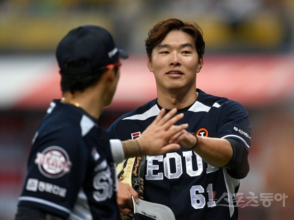 16일 서울 고척스카이돔에서 ‘2023 신한은행 SOL KBO리그’두산 베어스와 키움 히어로즈 경기가 열렸다. 선발 투수로 등판한 두산 최원준이 6회말 2사 만루 상황에서 키움 타자를 뜬공으로 처리한 후 하이파이브 하고 있다. 고척 | 김종원 기자 won@donga.com