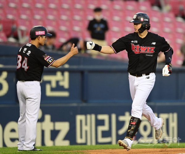 16일 서울 잠실야구장에서 열린 ‘2023 신한은행 SOL KBO리그’ LG 트윈스와 KT 위즈의 경기에서 3회초 1사 2루 KT 문상철이 역전 2점 홈런을 친 후 3루코치와 기쁨을 나누고 있다. 잠실 | 주현희 기자 teth1147@donga.com