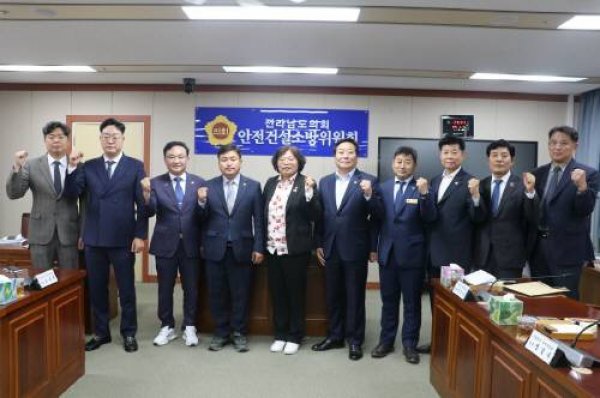 전라남도의회가 17일 제371회 임시회 제2차 본회의에서 한빛원전 특별위원회 구성 결의안을 의결하고 10명의 위원을 선임했다. 사진제공ㅣ전남도의회