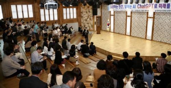 지난 16일 영암읍 가야금산조기념관에서 열린 영암교육공동체 연수에서 김대중 전남교육감이 미래교육을 주제로 참석자들과 대화하고 있는 모습. 사진제공ㅣ전남도교육청