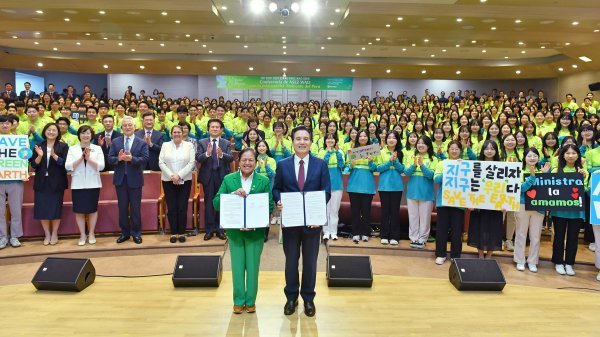 페루 환경부와 하나님의 교회가 MOU를 체결하고 환경보호활동에 적극 협력하기로 했다. 왼쪽부터 페루 환경부 알비나 루이스 장관, 하나님의 교회 총회장 김주철 목사.