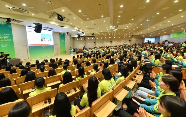 17일 경기 분당에 소재한 하나님의 교회 새예루살렘 판교성전에서 열린 ASEZ WAO 간담회에 국내 회원 500명가량이 참석해 페루 환경부 알비나 루이스 장관의 강연을 경청했다.