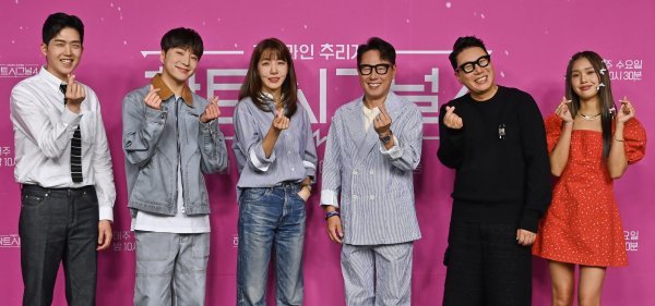 채널A 예능프로그램 ‘하트시그널’ 시즌4의 주역인 김총기 정신건강의학과 전문의, 위너 강승윤, 김이나 작사가, 가수 윤종신, 
이상민, 오마이걸 미미(왼쪽부터)가 17일 온라인 제작발표회 무대에 올라 포즈를 취하고 있다. 사진제공｜채널A