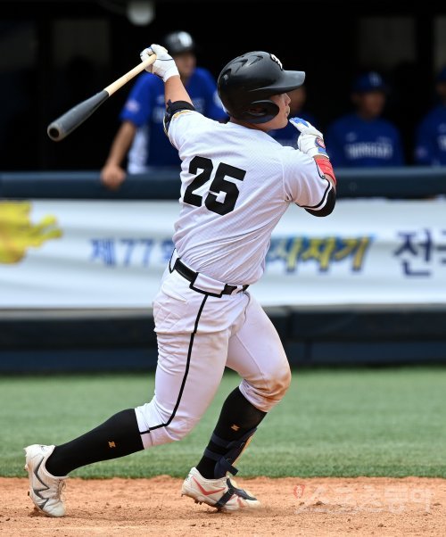 18일 서울 목동야구장에서 ‘제 77회 황금사자기 전국고교야구대회 겸 주말리그 왕중왕전‘ 서울 동산고와 광주일고의 경기가 열렸다. 8회초 무사 만루 광주일고 배강이 적시타를 날리고 있다. 목동 | 김민성 기자 marineboy@donga.com