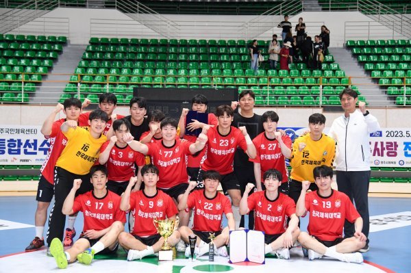 영주사랑 전국대학 핸드볼 통합선수권대회 남자부 1위 한국체육대학교. 사진제공ㅣ영주시