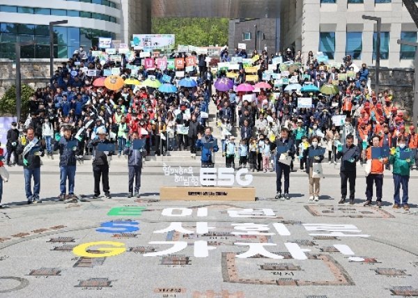 명현관 군수가 최근 ESG 실천 릴레이 캠페인을 홍보하고 있는 모습. 사진제공ㅣ해남군