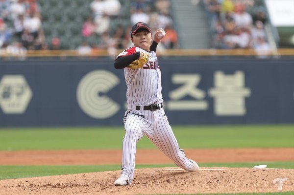 LG 좌완투수 김윤식이 21일 잠실 한화전에서 특유의 땅볼유도능력을 앞세워 6이닝 무실점으로 팀의 4-1 승리를 이끌었다. ‘5∼4∼3’ 병살타만 3차례 유도하며 큰 위기 없이 시즌 2번째 QS와 3승째를 거뒀다. 사진제공 | LG 트윈스