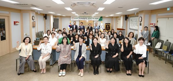 대구 수성구육아종합지원센터는 지난 19일 33명의 ‘수성구 명예보육반장’을 신규 위촉하고 발대식 개최 후 기념 촬영하고 있다. 사진제공ㅣ수성구청