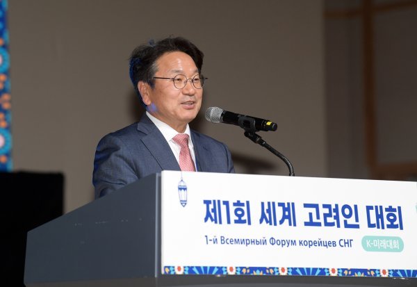 강기정 광주광역시장이 지난 19일 호남대학교 문화체육관에서 열린 세계고려인단체총연합회 출범식 행사에 참석하여 축사를 하고 있는 모습. 사진제공ㅣ광주광역시