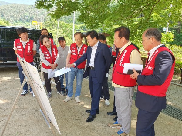 박형수 국회의원과 박현국 봉화군수 및 관계자들이 봉화군 신규 양수발전소 유치계획에 대해 이야기를 나누고 있다. 사진제공ㅣ봉화군