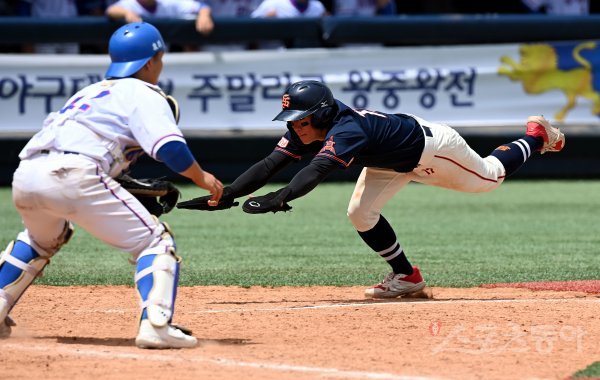 22일 서울 목동야구장에서 ‘제 77회 황금사자기 전국고교야구대회 겸 주말리그 왕중왕전‘ 성남고와 경기항공고의 경기가 열렸다. 9회초 무사 만루에서 희생플라이 때 성남고 3루 주자 윤권이 득점을 올리고 있다. 목동 | 김민성 기자 marineboy@donga.com