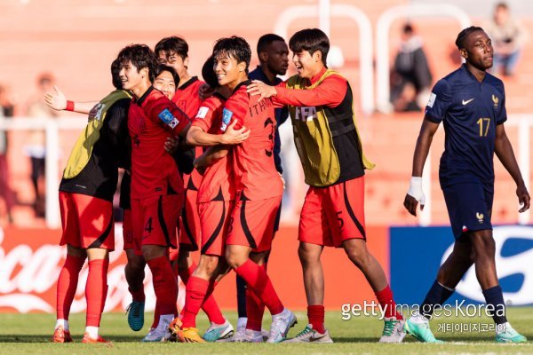 프랑스를 꺾은 한국 U-20 축구 대표팀이 기뻐하고 있다. 사진=게티이미지코리아.