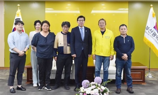 부산시가 지난 22일 오후 시청에서 형제복지원 사건 피해자들과 간담회를 개최한 가운데 박형준 부산시장(왼쪽 다섯 번 째)이 관계자들과 기념촬영을 하고 있다. 사진제공ㅣ부산시