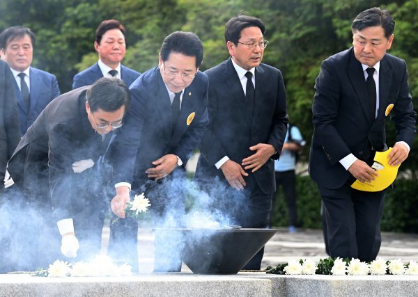 김영록 전라남도지사가 지난 23일 고(故) 노무현 대통령 서거 14주기를 맞아 경남 봉하마을에서 열린 추도식에 참석한 모습. 사진제공ㅣ전남도