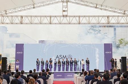 24일 에이에스엠케이에서 열린 네덜란드 ASM 기공식 행사에서 김동연 경기지사, 벤자민 로 ASM CEO, 폴린 반데메르 모어 
ASM 의사회 의장, 김용길 에이에스엠 코리아 회장, 김완기 산업통상자원부 무역투자실장, 요아나 도너바르트 주한네덜란드 대사, 
정명근 화성시장 등이 기공식 버튼 세레모니를 하고 있다. 사진제공｜경기도