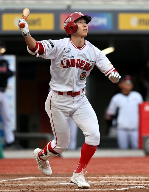 SSG 박성한이 24일 인천SSG랜더스필드에서 열린 LG와 홈경기 1회말 2사 만루서 선제 결승 우월 만루홈런을 터트리고 있다. 박성한의 프로 데뷔 첫 그랜드슬램을 앞세워 SSG가 LG를 5-3으로 눌렀다. 인천 | 김민성 기자 marineboy@donga.com