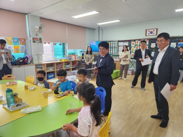 전라남도교육청 관계자들이 지난 24일 강진 관내 초등학교 저녁 돌봄교실 현장을 점검했다. 사진제공 | 전남도교육청